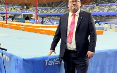 Björn Magnús dæmir í Kína